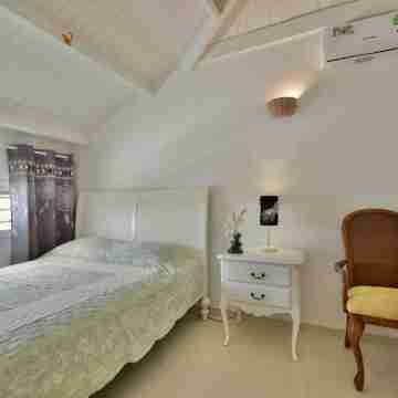 5 minutes from Orient bay-stunning views, unit 8 Rooms