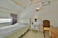 5 minutes from Orient bay-stunning views, unit 8