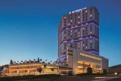 Wyndham Grand Istanbul Europe Hotels near MUTLU MALATYA PAZARI- CEBİNDEKİ PAZAR