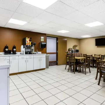 Econo Lodge Inn & Suites