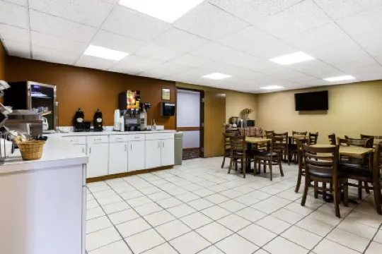 Econo Lodge Inn & Suites