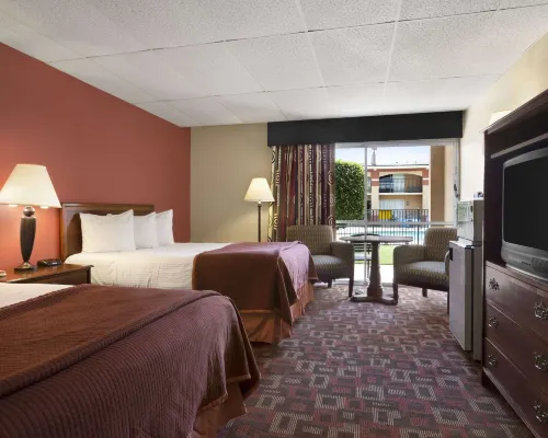 Howard Johnson by Wyndham Oklahoma City Airport/ Fairgrounds Hotels near Athena Mall