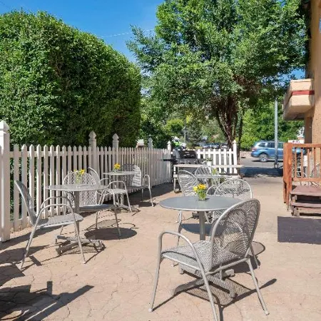 Econo Lodge Inn & Suites