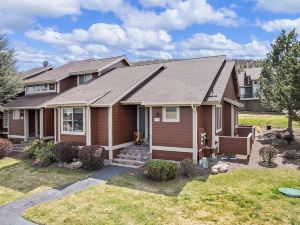 Village 62 Gorgeous Remodeled Townhouse with Firepit on the Backyard by Redawning