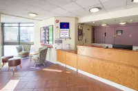 Redwings Lodge Solihull - parking
