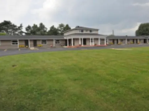 Colonial House Motor Inn Hotels in Lanark County