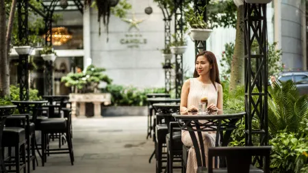 Super Candle Hotel Отели рядом с достопримечательностью «Cathedral Phung Khoang»