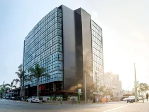엘 파르도 더블트리 바이 힐튼 호텔