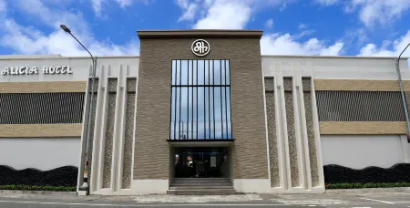 Alicia Hotel & Restaurant Отели рядом с достопримечательностью «Бикол Юниверсити Колледж оф Сайенс»