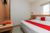 RedDoorz Plus near Galaxy Bekasi Hotel di Bekasi Barat