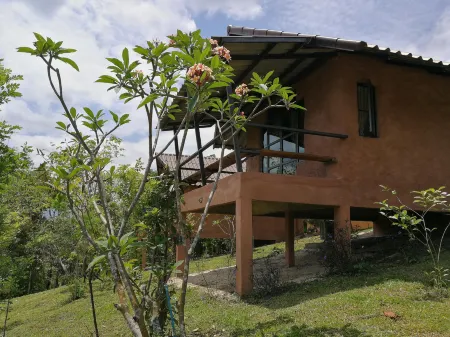 ClayCraft Coffee Gallery Homestay Отели рядом с достопримечательностью «Wat Don Chan»