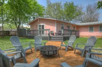 Willkommen to Pink Haus 1 Mile to Main Street! Hotels in Fredericksburg