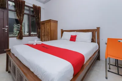 RedDoorz at Pondok Candra Hotels in Gunung Anyar