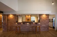 Red Sands Hotel - bars