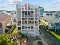 Almost Heaven 4 Bedroom Home by RedAwning - Pet friendly