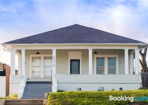 Restored 1930s Uptown Bungalow 2 Min. to Magnolia