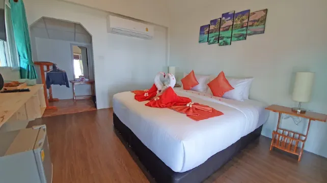 ห้องเตียงใหญ่ พร้อมวิวทะเล