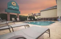 La Quinta Inn by Wyndham Calhoun South I-75 - piscina