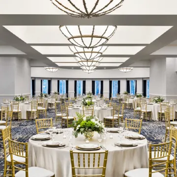 Crowne Plaza CLEVELAND AT PLAYHOUSE SQUARE by IHG Отели рядом с достопримечательностью «Станция метро "Тауэр-сити - Паблик-сквер"»