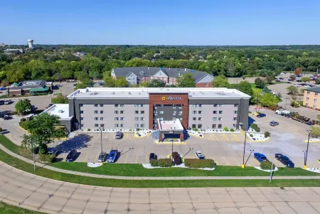 La Quinta Inn & Suites by Wyndham des Moines West Clive