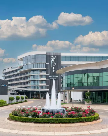 Radisson Hotel and Convention Centre OR Tambo Airport Отели в г. Кемптон Парк
