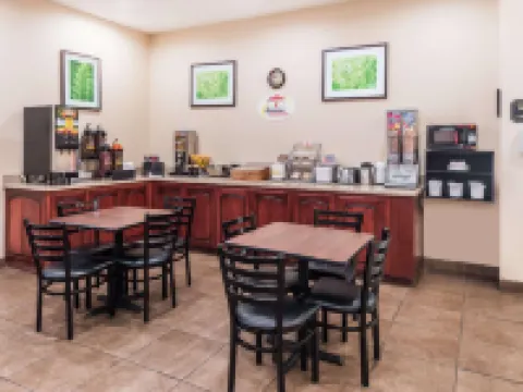 Super 8 by Wyndham Rolla ローラのホテル