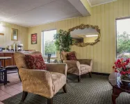 Econo Lodge Inn & Suites - Parking