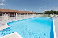 Americas Best Value Inn Chanute - Pools
