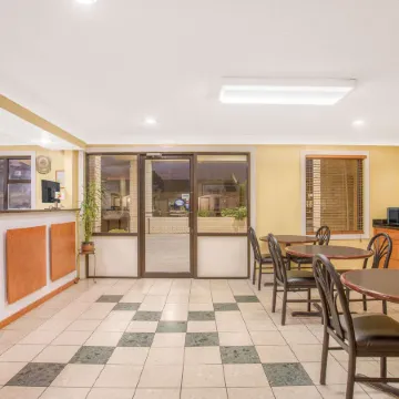 Super 8 by Wyndham Sumter