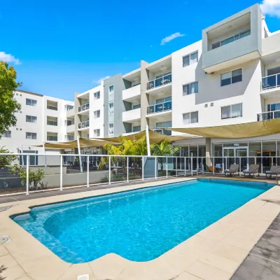 Quality Suites Pioneer Sands Hotels near Figure Eight Pools