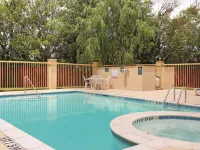 La Quinta Inn & Suites by Wyndham Cleburne - Family
