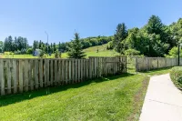 Slope-Side Studio Bliss: Ski-in/Ski-Out, Renovated at Blue, Hot Tub, Fast Wi-Fi