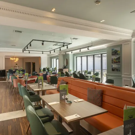 Holiday Inn GUILDFORD by IHG Отели рядом с достопримечательностью «Университет Суррей»