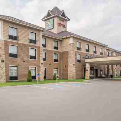 Quality Inn & Suites Hotel Exterior
