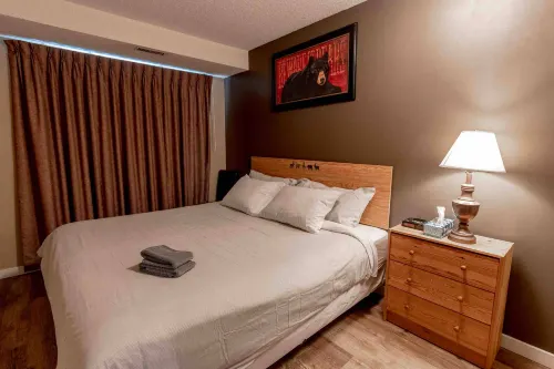 Cozy Home with Mountain View | Walk to All in Canmore Canada