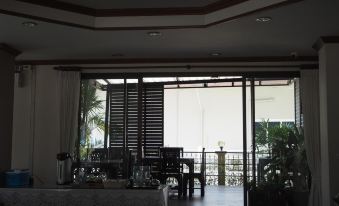 Ritzy House Hotel