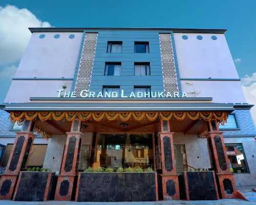 Hotel the Grand Ladhukara فنادق في دوارکا