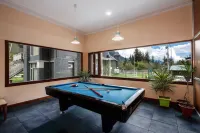 The Highland Park - A Truly River Side Resort - Spor Salonu