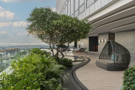 Holiday Inn & Suites Rayong City Centre Отели рядом с достопримечательностью «Wat Map Ta Phut»