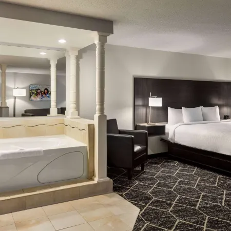 La Quinta Inn & Suites by Wyndham Lake George