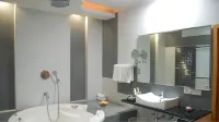 Hotel Shreemaya Residency 사켓 가든 주변 호텔