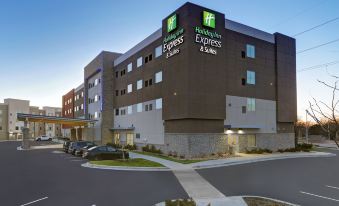 Holiday Inn Express & Suites Lenexa - Overland Park Area