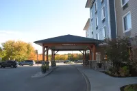 Days Inn & Suites by Wyndham Lindsay - Parking