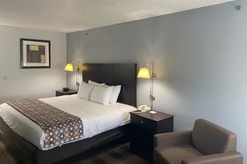Baymont by Wyndham Danville IL - parking