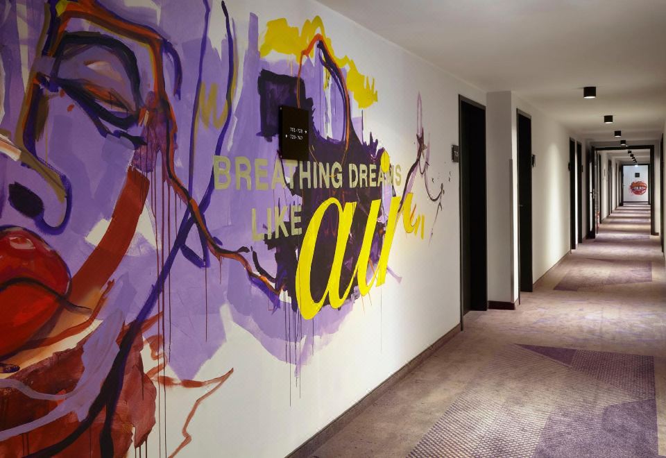 홀리데이 인 - 더 니우의 바/라운지 공간