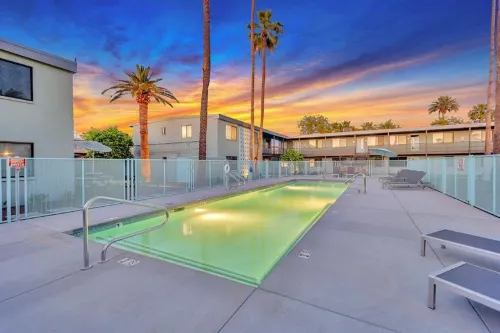 Walkable Ots, Heated Poolside Mid Century Condo