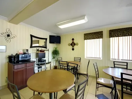 Super 8 by Wyndham Natchitoches Отели рядом с достопримечательностью «Парк Хайленд Парк»