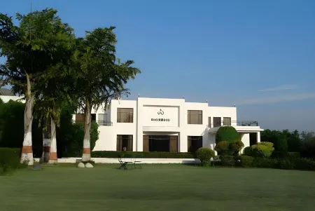 Greenwood Hotel Отели рядом с достопримечательностью «Далхадев Шива Темпл»