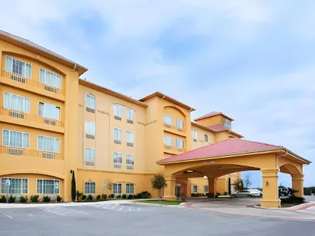La Quinta Inn & Suites by Wyndham San Antonio Northwest Отели в г. Хелотс