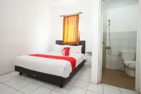RedDoorz Plus Near Galaxy Mall Hotels in Tambaksari